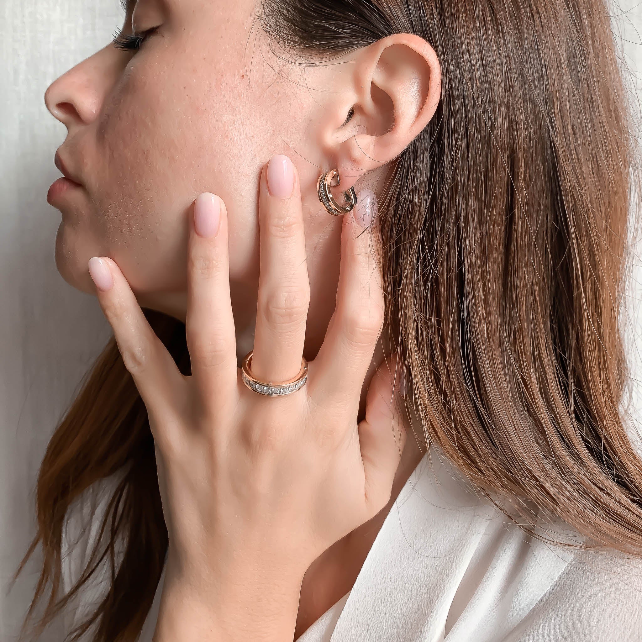 Orecchini a cerchio con fiore di rubino in oro 14k: orecchini a cerchio con pavé di zirconi cubici - Italia Orecchini a cerchio con fiore di rubino in oro 14k: orecchini a cerchio con pavé di zirconi cubici - Italia