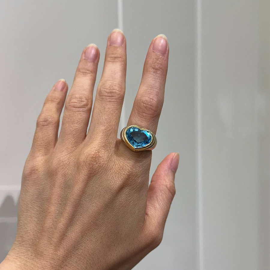 Anello con topazio azzurro in oro giallo-bianco
